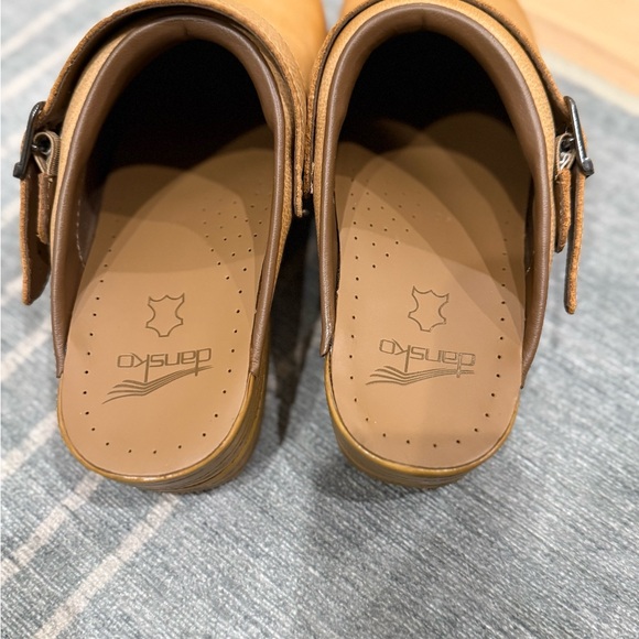 Dansko Ingrid Women's Tan Leather Clogs - Picture 5 of 7